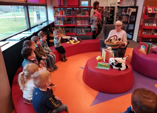 Peuters De Wijngaard op bezoek in bibliotheek
