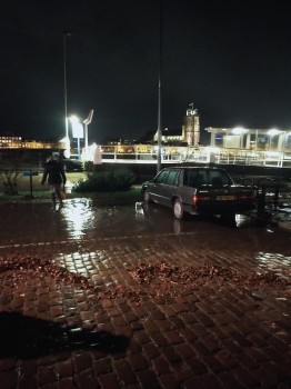 Album afbeelding 1: De hoogste waterstand bij het Veerplein is bereikt  Foto: Robert Schneider