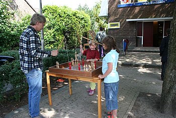 Album afbeelding 5: Oud-Hollandse spelletjes bij het buurthuis.