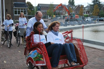 Ambtenaren gemeente Zwijndrecht fietsen naar het werk