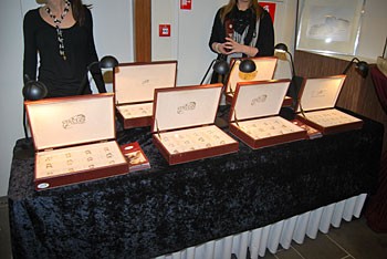 Album afbeelding 4: Stand met trouwringen
