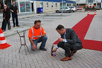 Album afbeelding 3: Wethouder Henk Mirck legt de laatste steen.