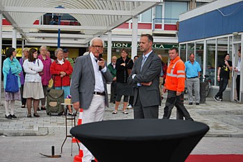 Album afbeelding 2: Wethouder Henk Mirck en bestuurslid houden toespraak.