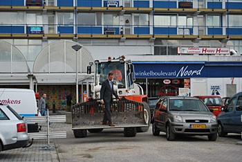 Album afbeelding 1: Wethouder Henk Mirck  komt aangereden.
