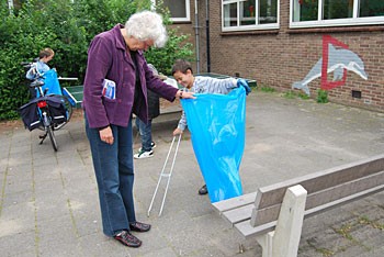 Album afbeelding 3: Mevr. Francine van der kooij helpt ook mee.