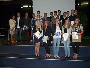 Album afbeelding 2: 12 mei jl. namen 54 leerlingen van het DevelsteinCollege een officieel  erkend diploma van Elementair Boekhouden of Cambridge Certificate in  ontvangst.