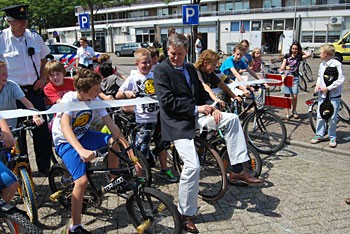 Album afbeelding 1: Burgemeester Scholten bij de start