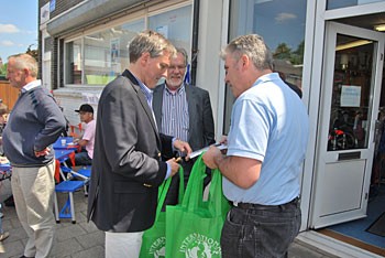 Album afbeelding 2: Lambro Triantos van de IKN overhandigt een attentie