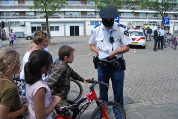 Album afbeelding 3: Een "bekeuring" voor een jonge deelnemer