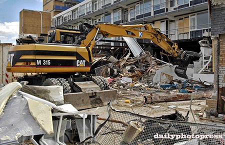 Overgebleven bewoners bij verbrand winkelcentrum Noord klagen over stank