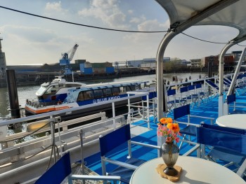 Album afbeelding 1: Uitzicht vanaf het dek op het schip