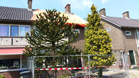 Burgemeester Schrijer bezoekt buren Pieter Zeemanstraat na explosie